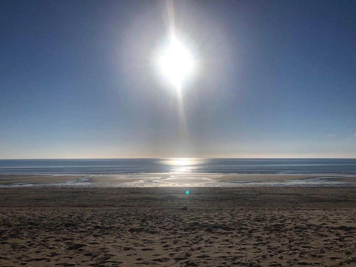 Charmante maison à deux pas de la mer Gouville-sur-Mer Esterno foto